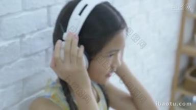 4 k： 迷人的亚洲女孩的房间里的耳机听音乐